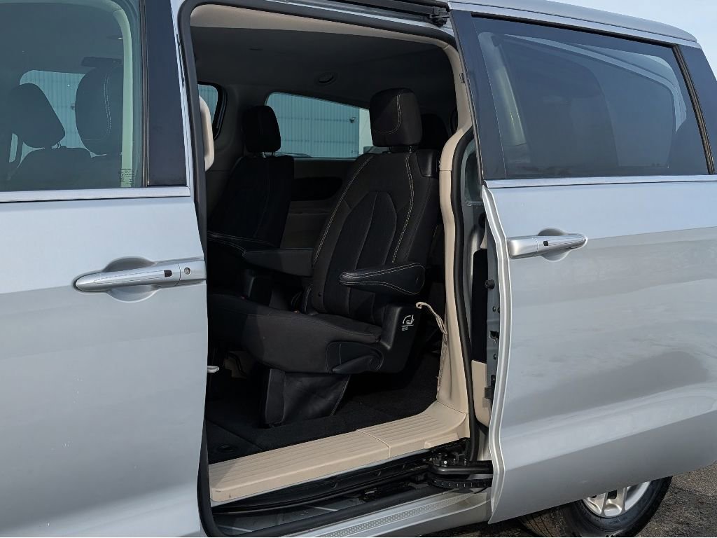 Used 2023 Chrysler Voyager LX image 10