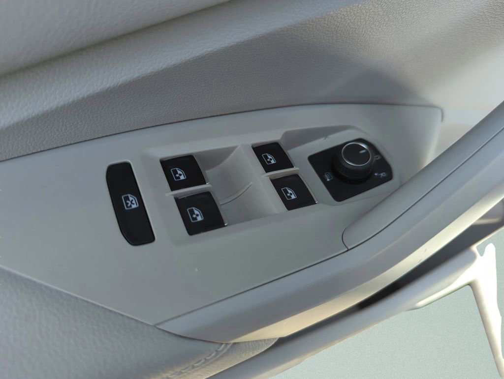 Used 2024 Volkswagen Jetta SE FWD image 29