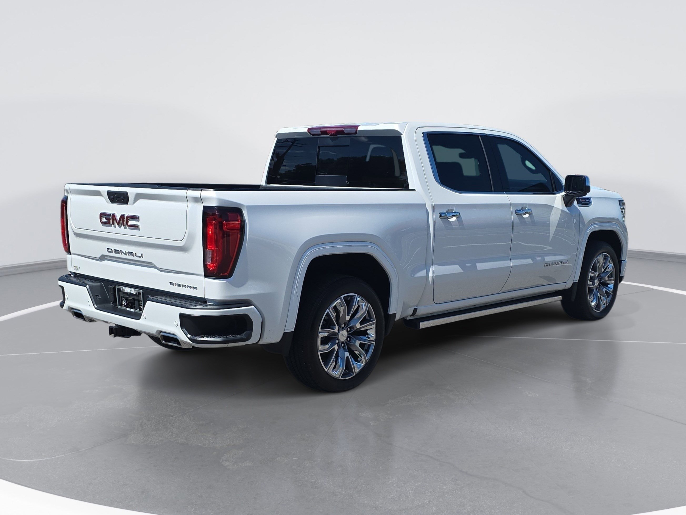 Used 2025 GMC Sierra 1500 Denali w/ Denali Reserve Package AWD/4WD image 3