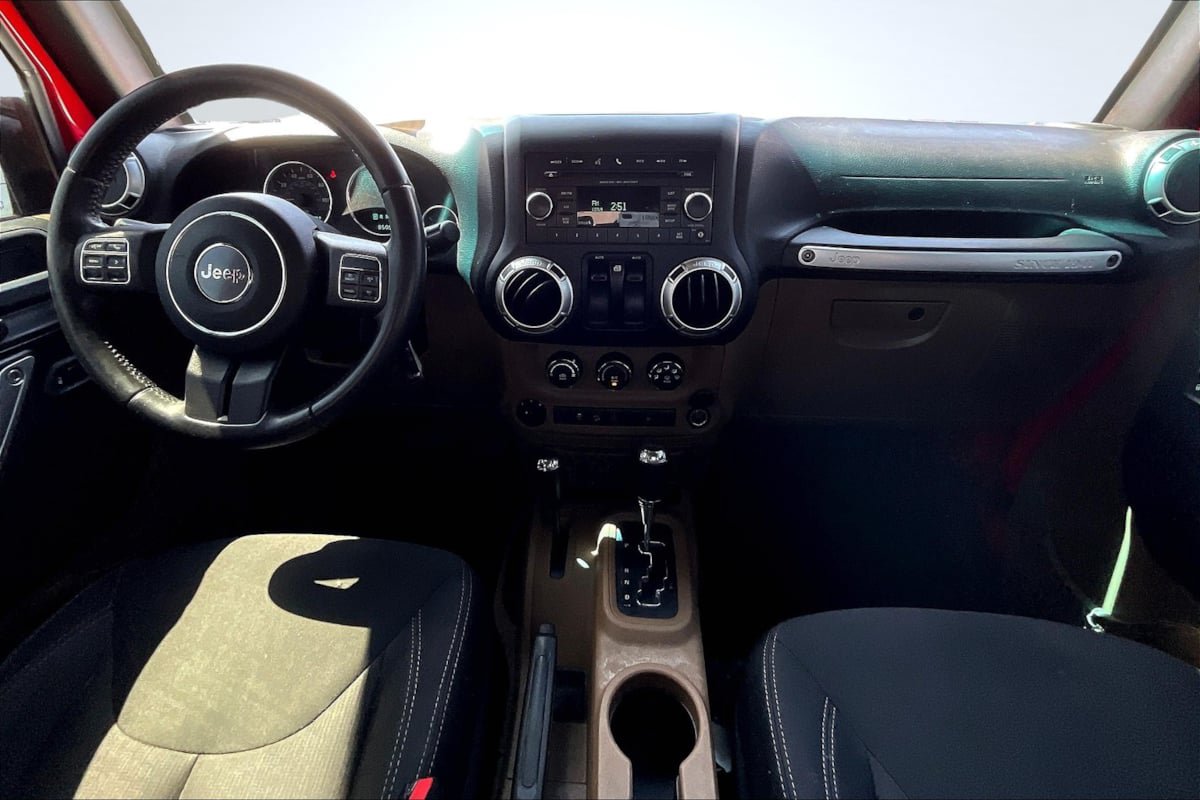 Used 2016 Jeep Wrangler Sahara w/ Connectivity Group AWD/4WD image 12