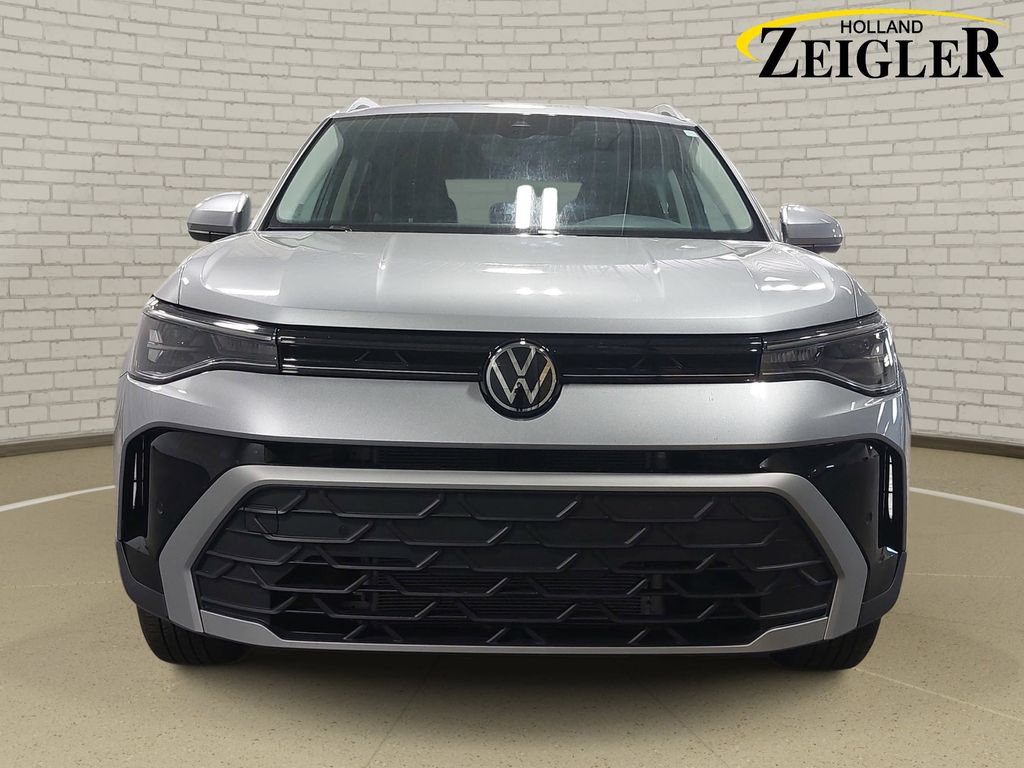 Used 2025 Volkswagen Taos SE AWD/4WD image 2