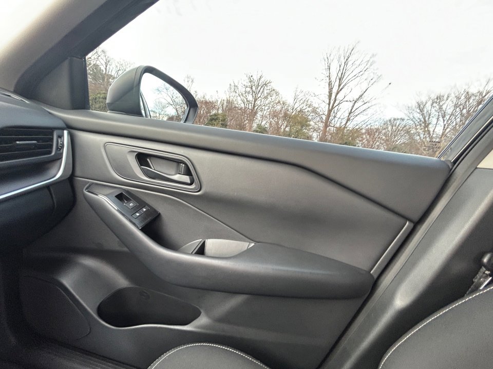 Used 2025 Nissan Rogue S image 31