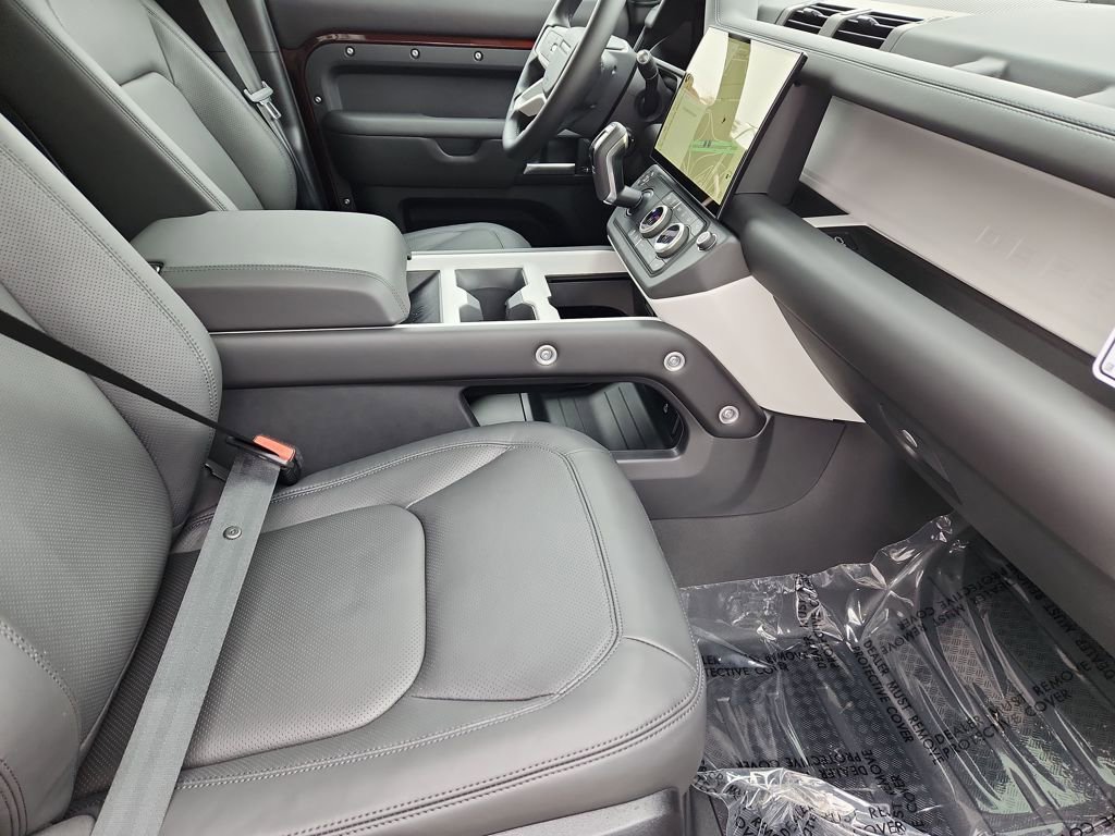 New 2026 Land Rover Defender 130 X-Dynamic SE image 3