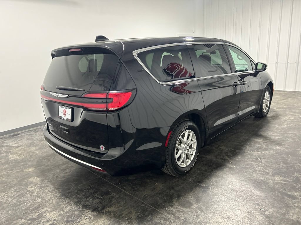 Used 2024 Chrysler Pacifica Touring-L FWD image 4
