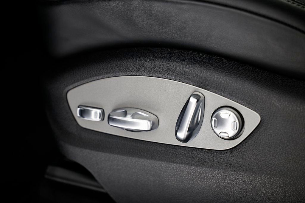 Certified 2025 Porsche Macan image 25