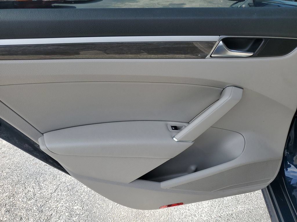 Used 2018 Volkswagen Passat 2.0T SE FWD image 9