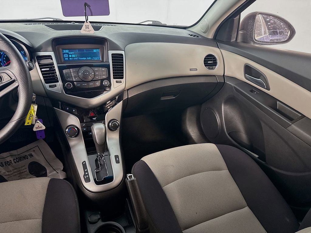 Used 2013 Chevrolet Cruze LS FWD image 25