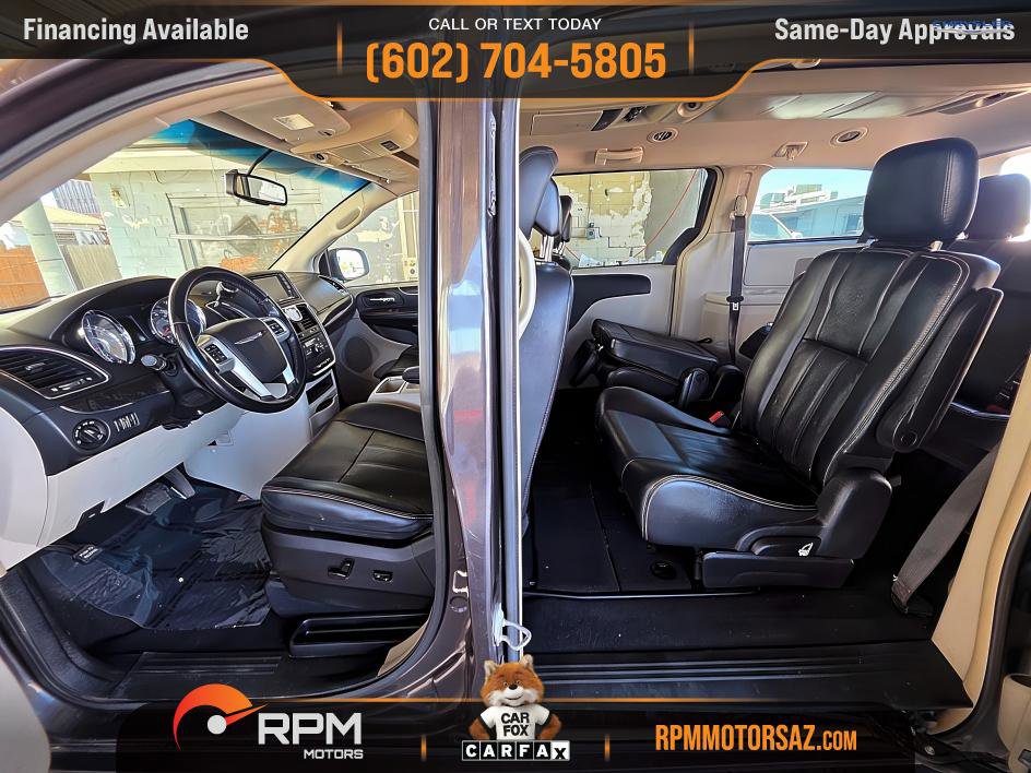 Used 2015 Chrysler Town & Country Touring image 10