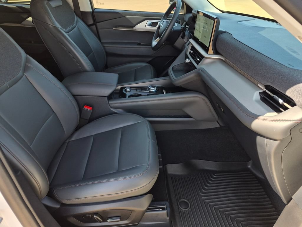 Used 2025 Ford Explorer Active w/ Active Comfort Package RWD image 37