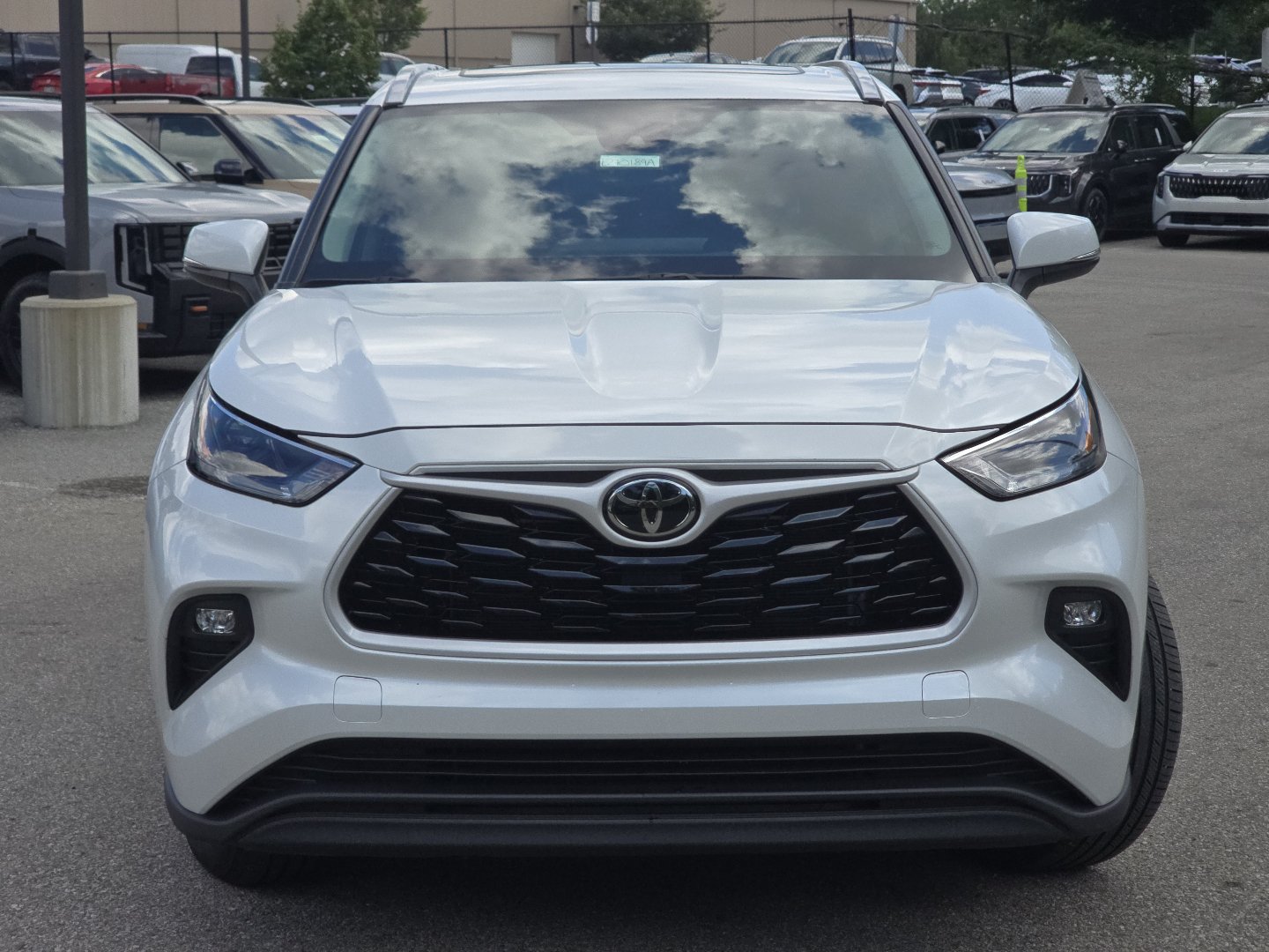 Used 2025 Toyota Highlander XLE AWD/4WD image 11