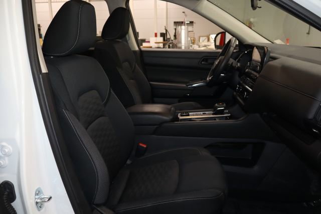 Used 2024 Nissan Pathfinder SV image 11