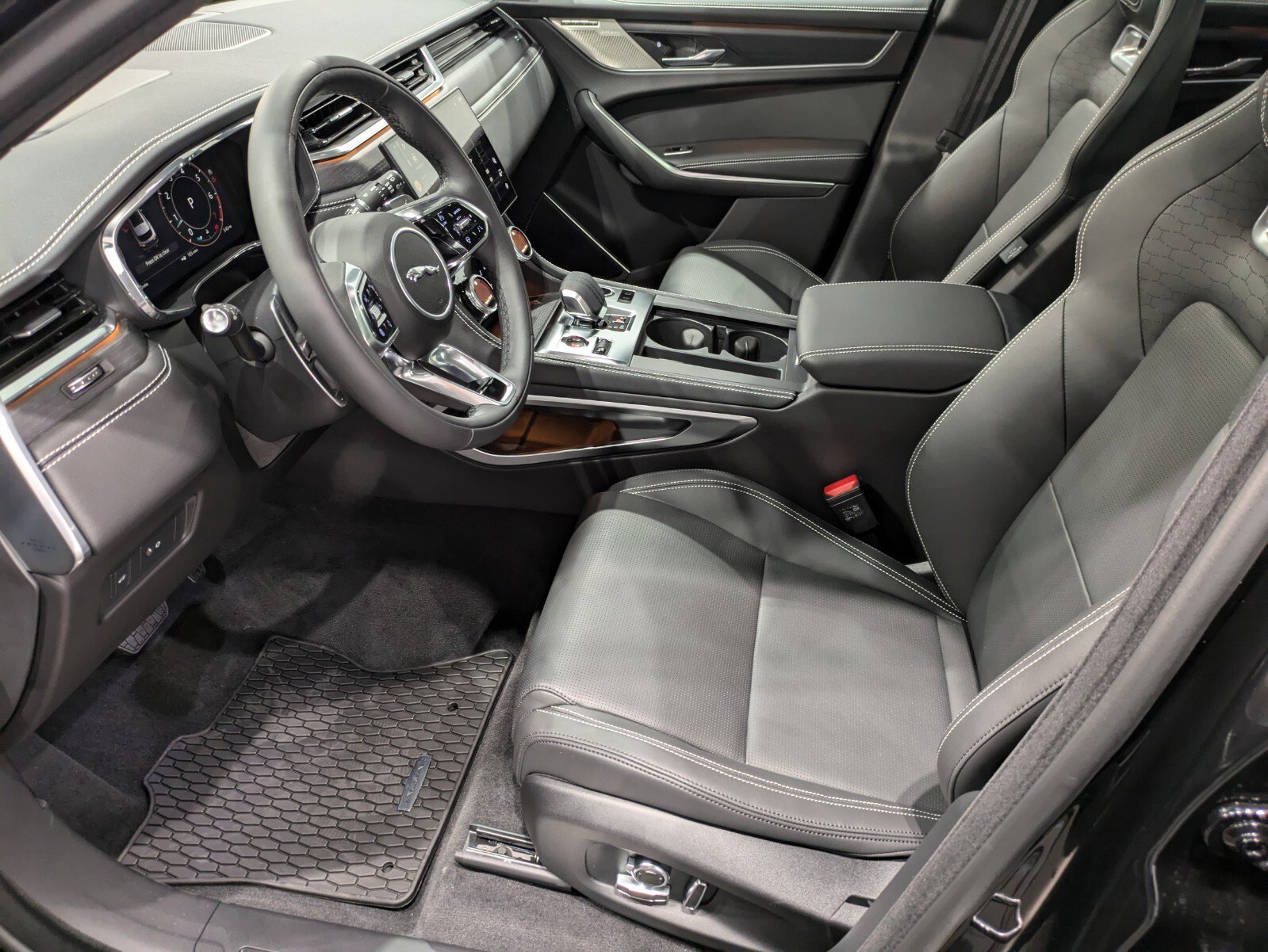 Used 2025 Jaguar F-PACE R-Dynamic S image 6