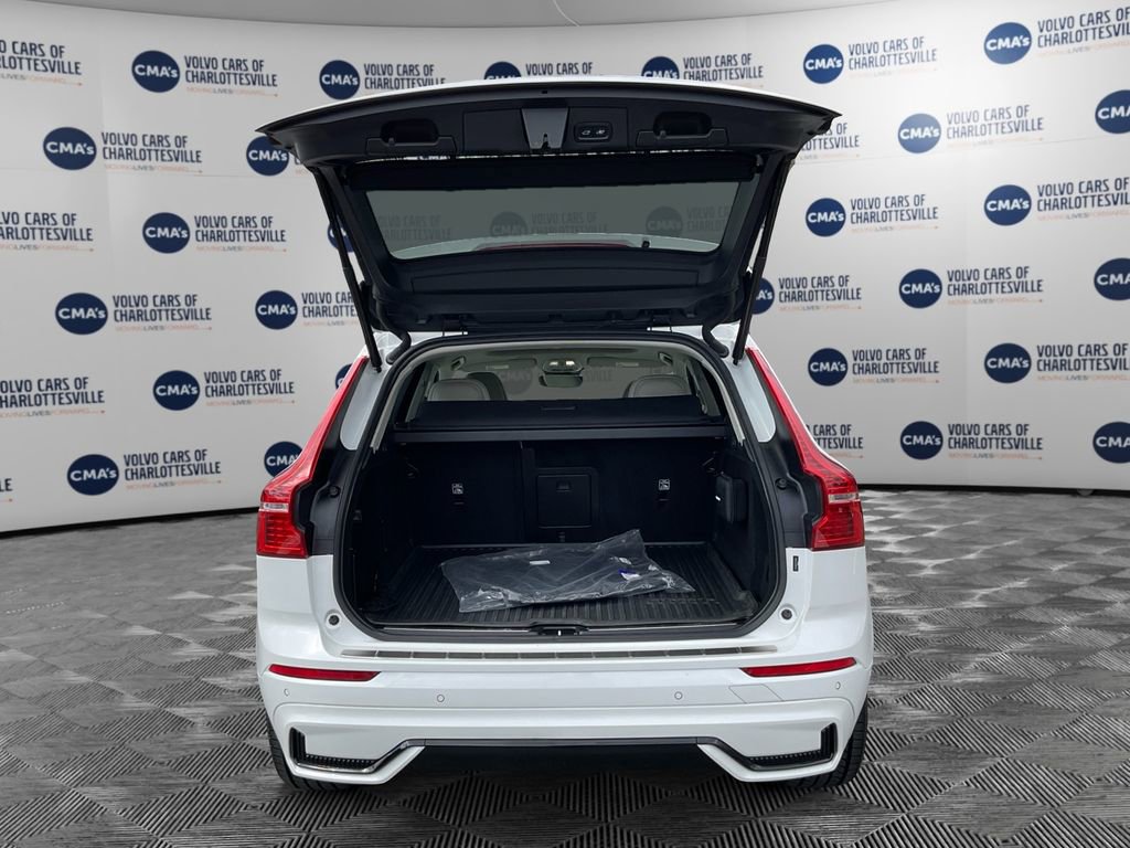 Certified 2023 Volvo XC60 B6 Ultimate w/ Protection Package Premier image 11