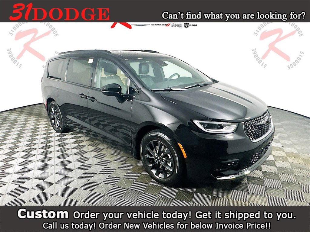 New 2025 Chrysler Pacifica Select w/ Uconnect Theater Family Group video 1