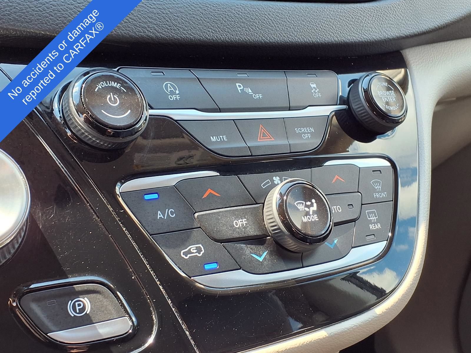 Used 2018 Chrysler Pacifica Touring-L FWD image 28