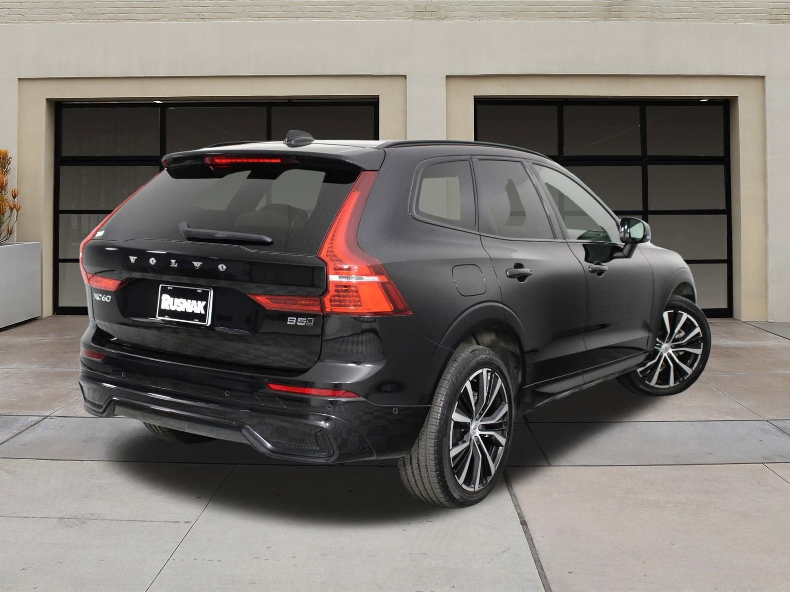 Certified 2023 Volvo XC60 B5 Ultimate w/ Climate Package image 4