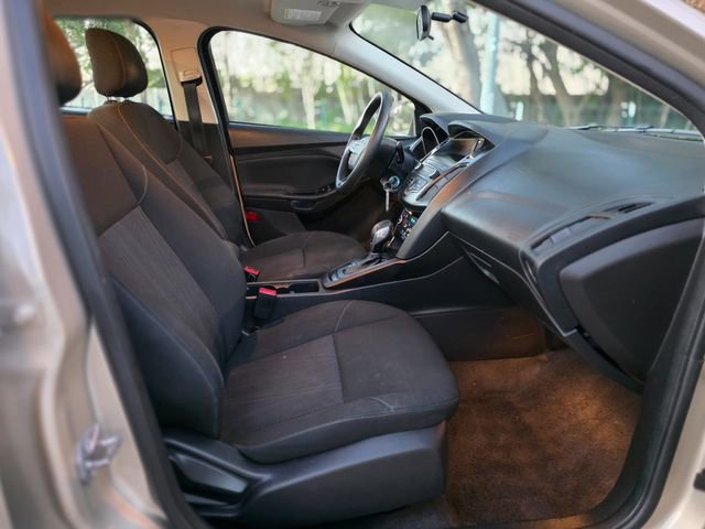Used 2018 Ford Focus SE w/ SE Appearance Package image 29