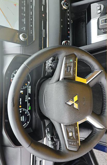 Used 2024 Mitsubishi Outlander SEL Black Edition image 11