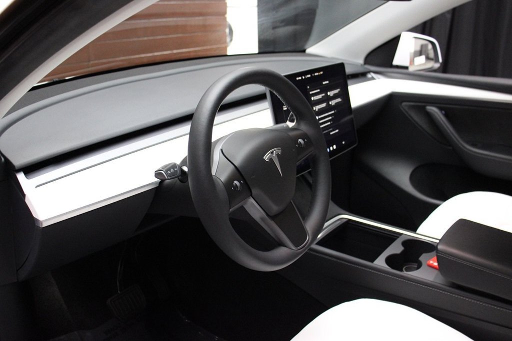 Used 2023 Tesla Model Y Long Range AWD/4WD image 34