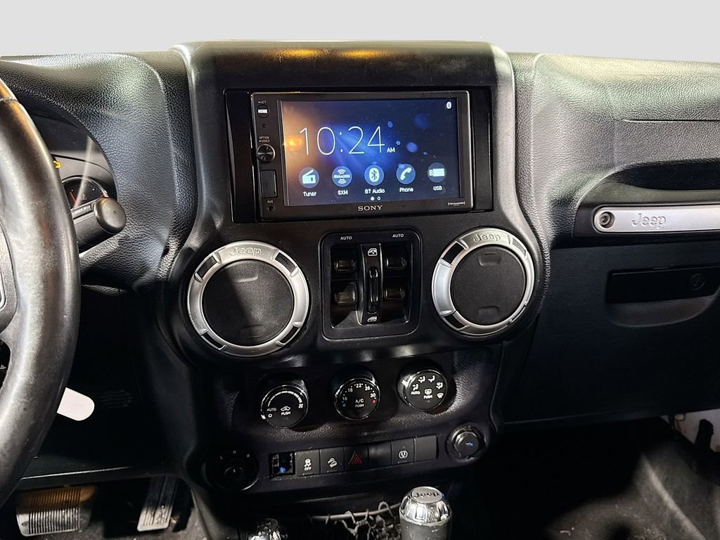 Used 2015 Jeep Wrangler Unlimited Sahara w/ Connectivity Group image 17