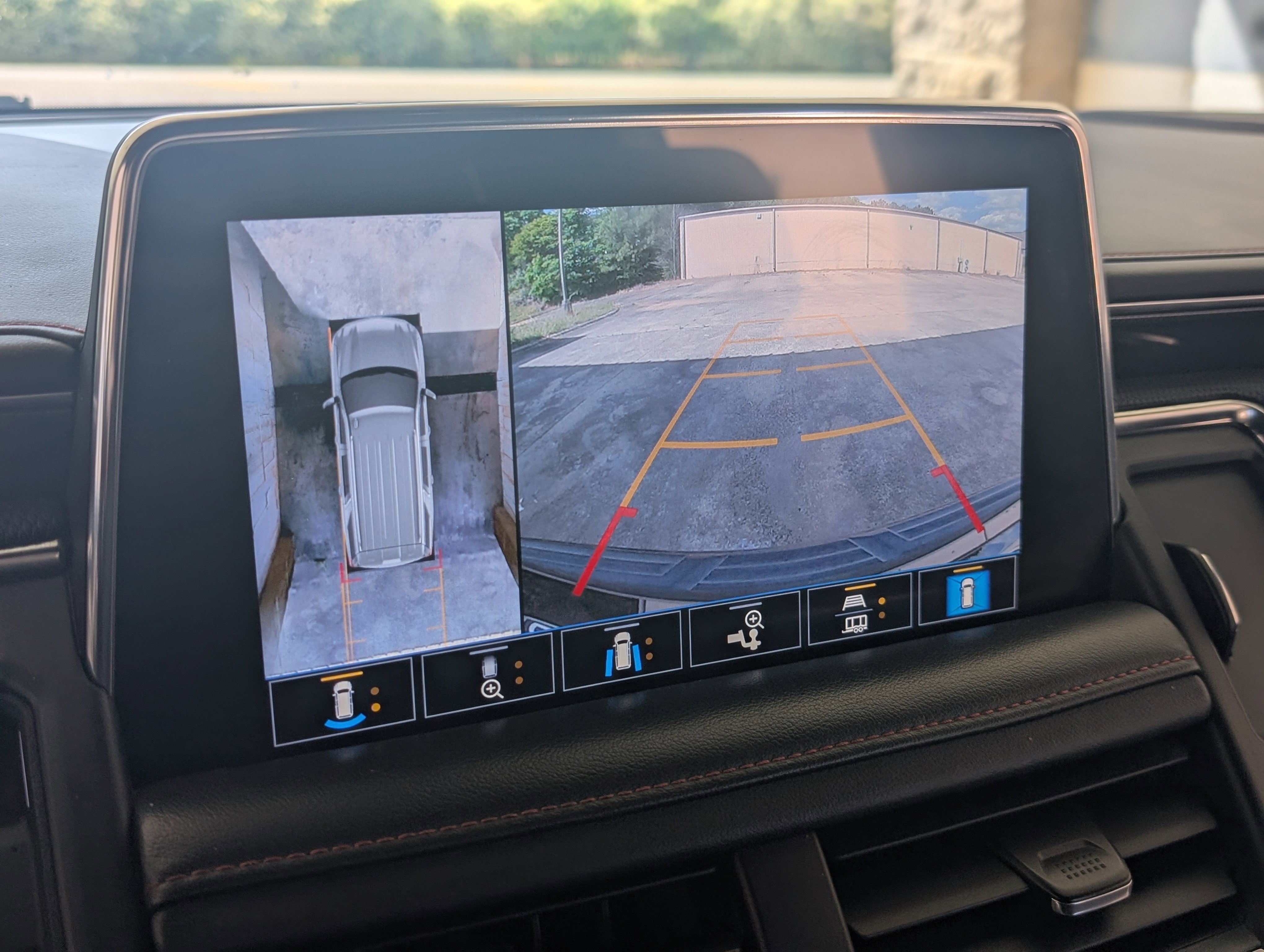 Used 2021 Chevrolet Suburban RST w/ Luxury Package RWD image 28