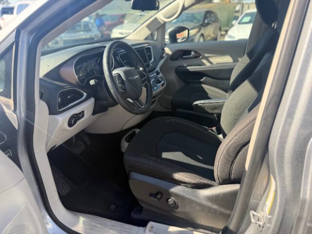 Used 2021 Chrysler Voyager LX image 11