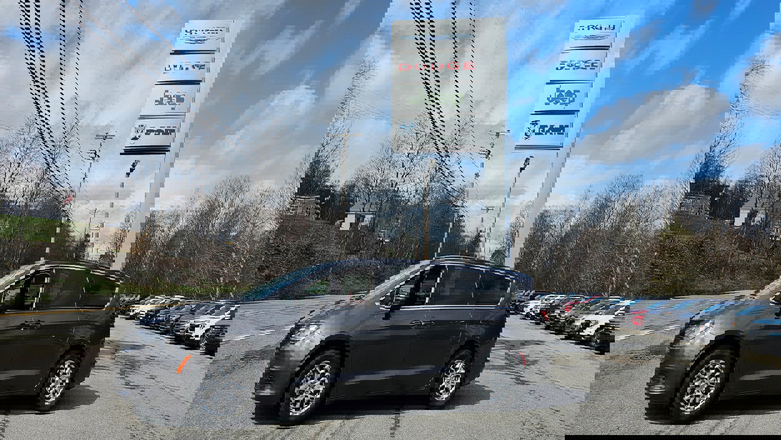 Used 2023 Chrysler Voyager LX image 28