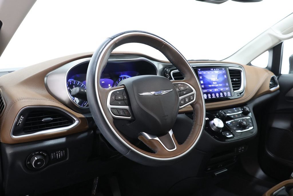 Used 2017 Chrysler Pacifica Limited w/ UConnect Theater Package FWD image 15