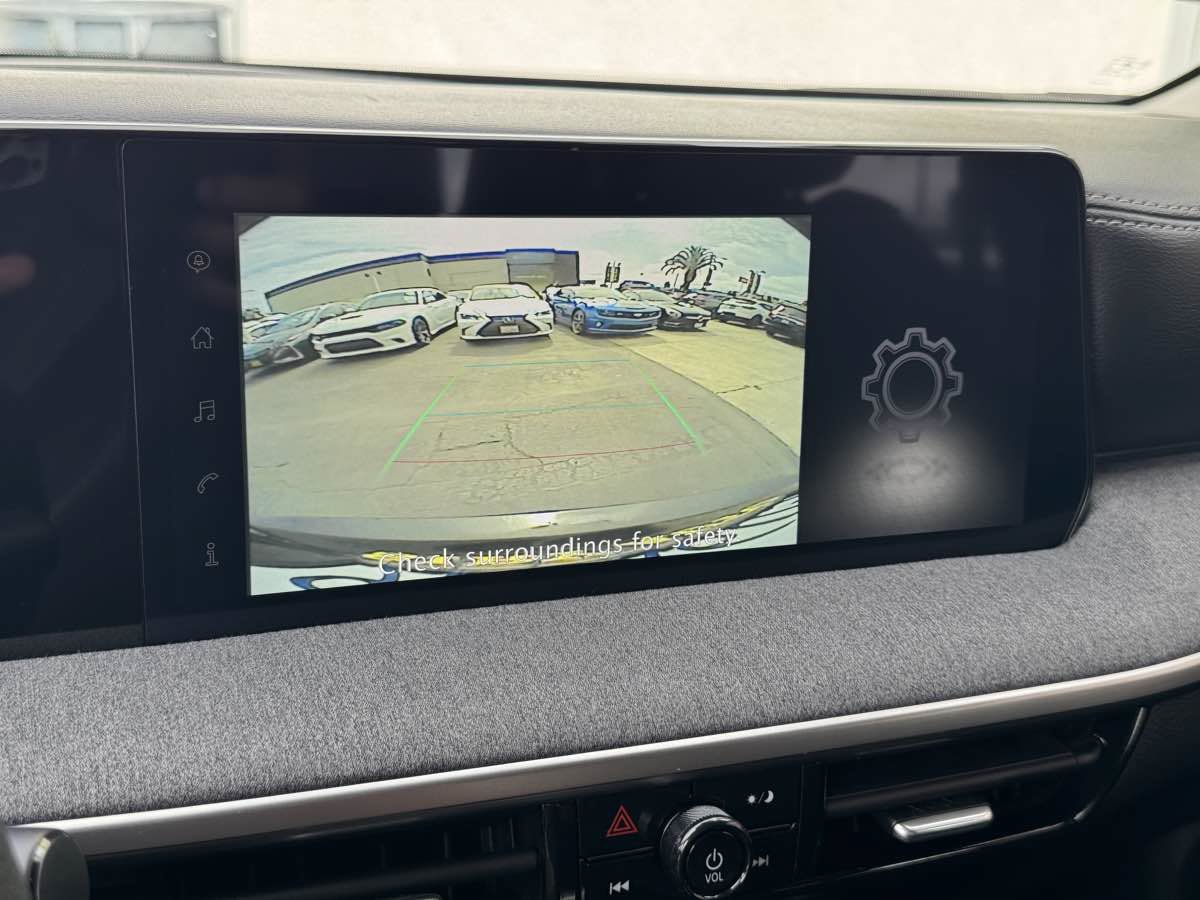 Used 2025 Nissan Kicks SV w/ Illumination Package FWD image 28