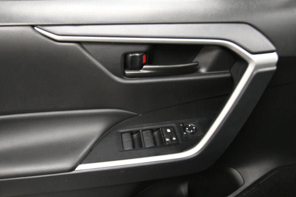Certified 2025 Toyota RAV4 LE AWD/4WD image 10