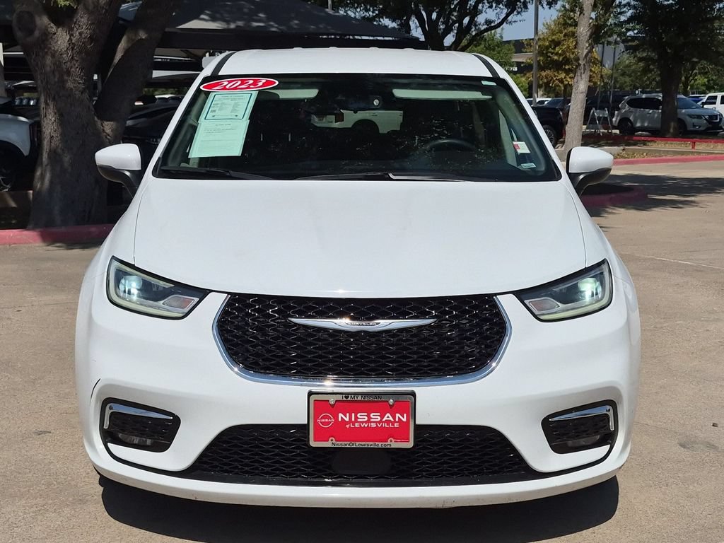 Used 2023 Chrysler Pacifica Touring-L FWD image 3