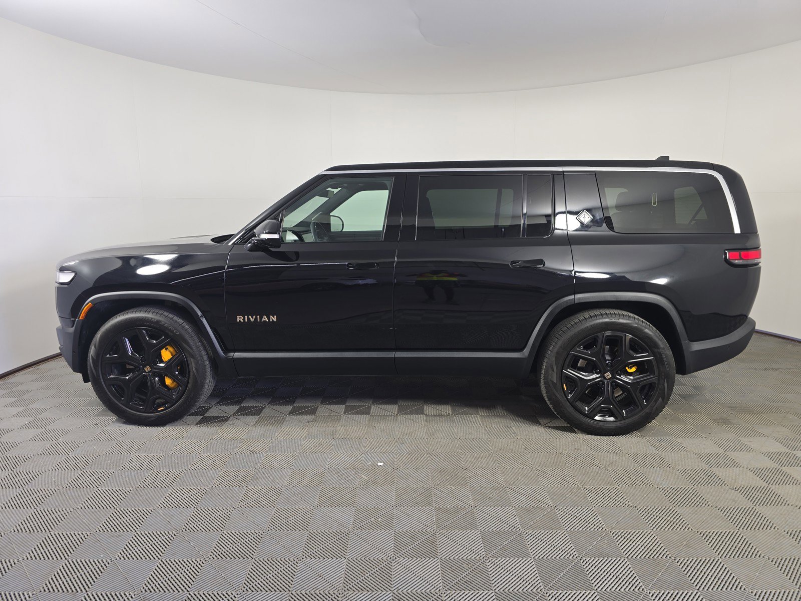 Used 2024 Rivian R1S Adventure AWD/4WD image 2