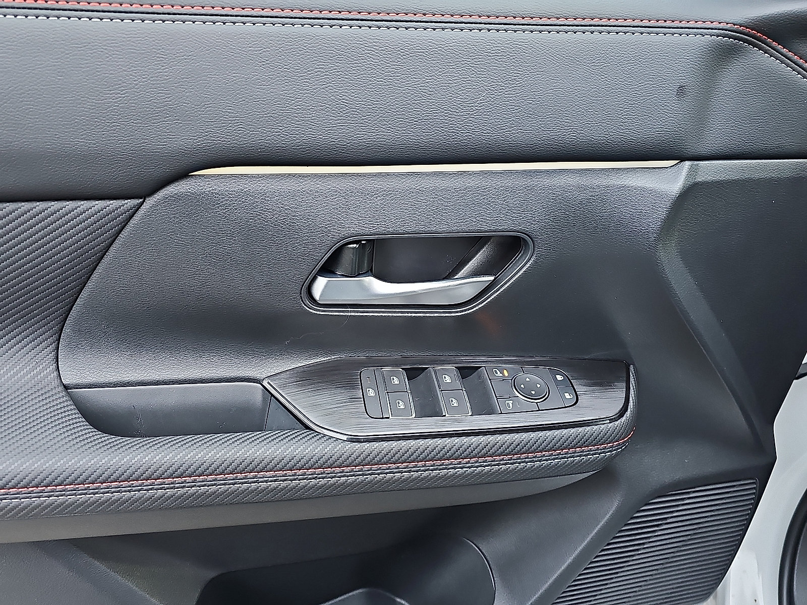 New 2026 Nissan Kicks SR w/ Cold Weather Package AWD/4WD image 9