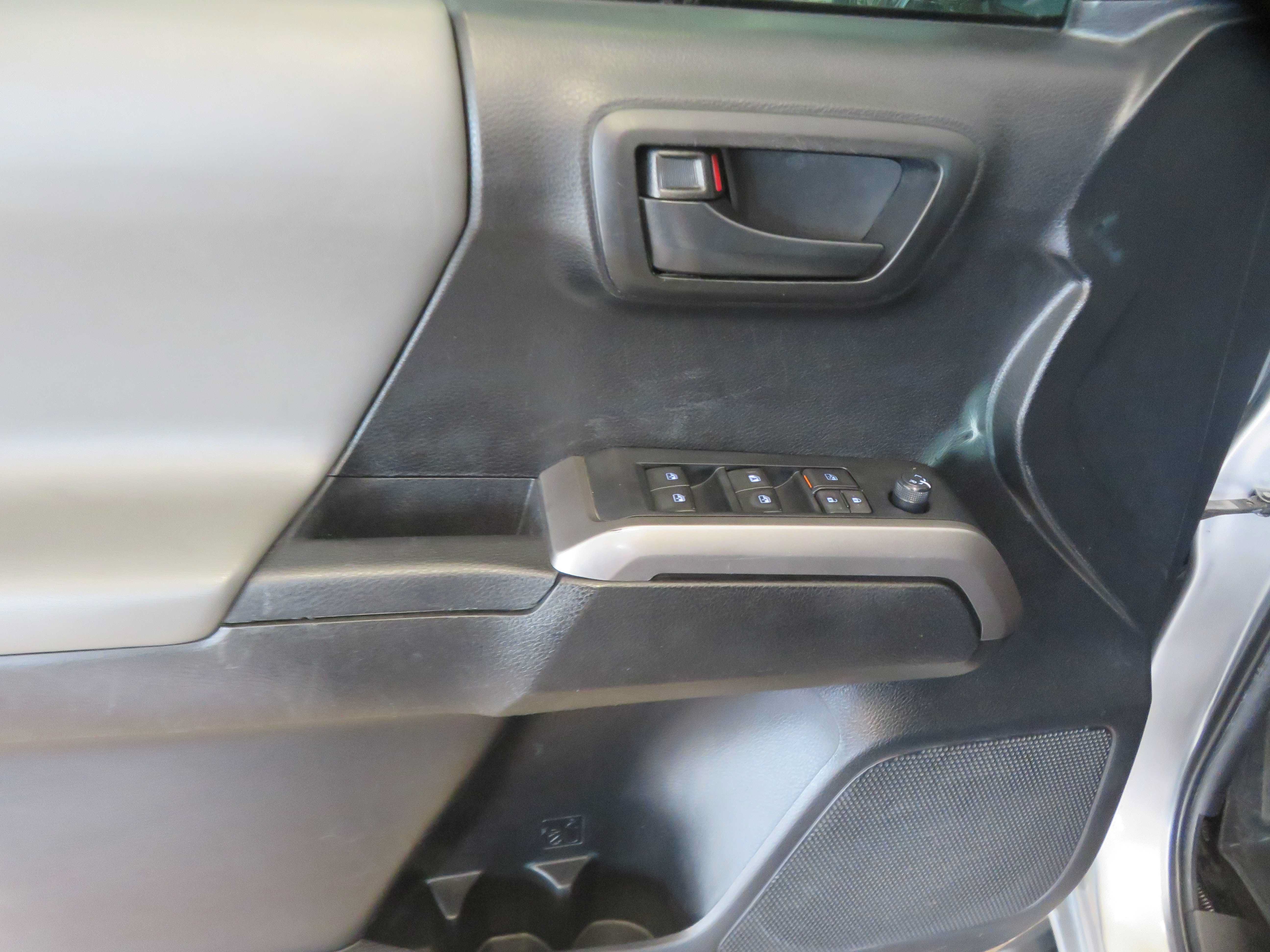 Used 2022 Toyota Tacoma SR5 RWD image 14