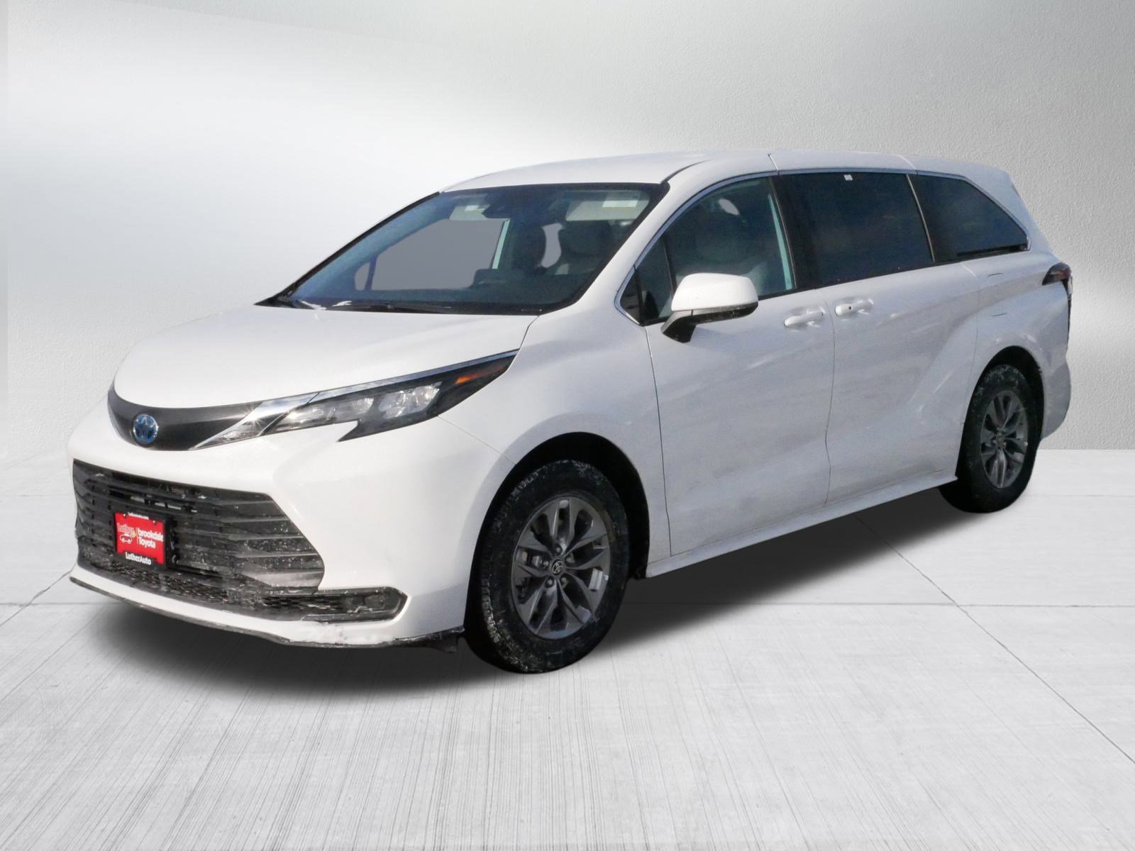 Used 2025 Toyota Sienna LE image 3