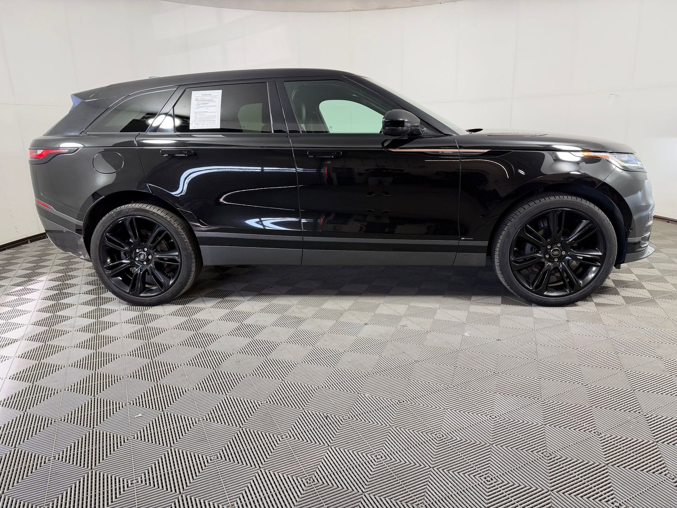 Used 2018 Land Rover Range Rover Velar R-Dynamic HSE AWD/4WD image 8