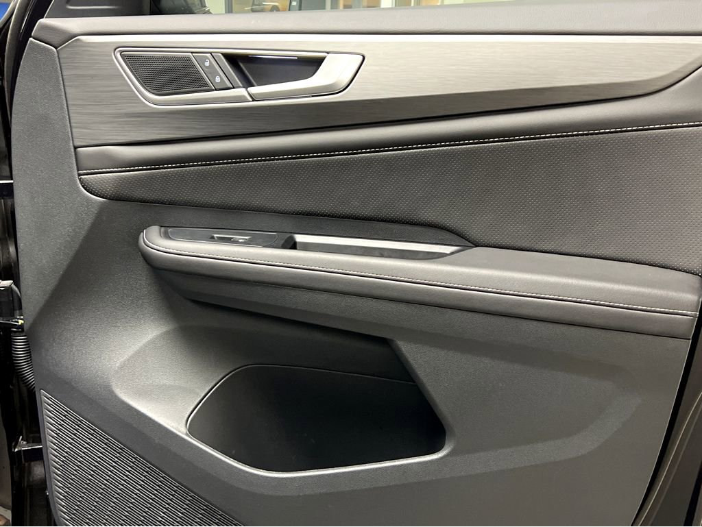 Used 2025 Volkswagen Atlas Cross Sport SE w/ Black Wheel Package image 23