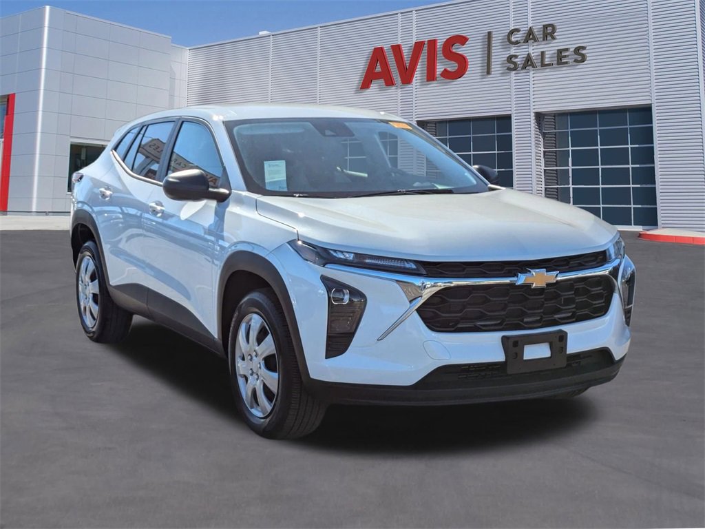 Used 2025 Chevrolet Trax LS image 3
