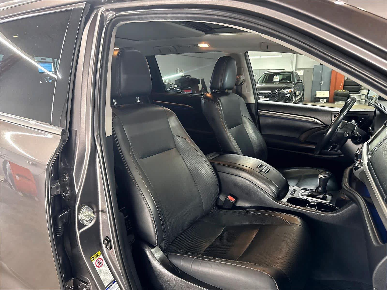 Used 2019 Toyota Highlander Limited Platinum AWD/4WD image 10