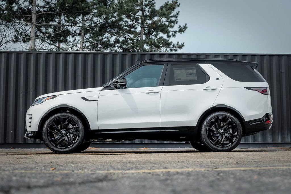 Used 2025 Land Rover Discovery Dynamic SE AWD/4WD image 3
