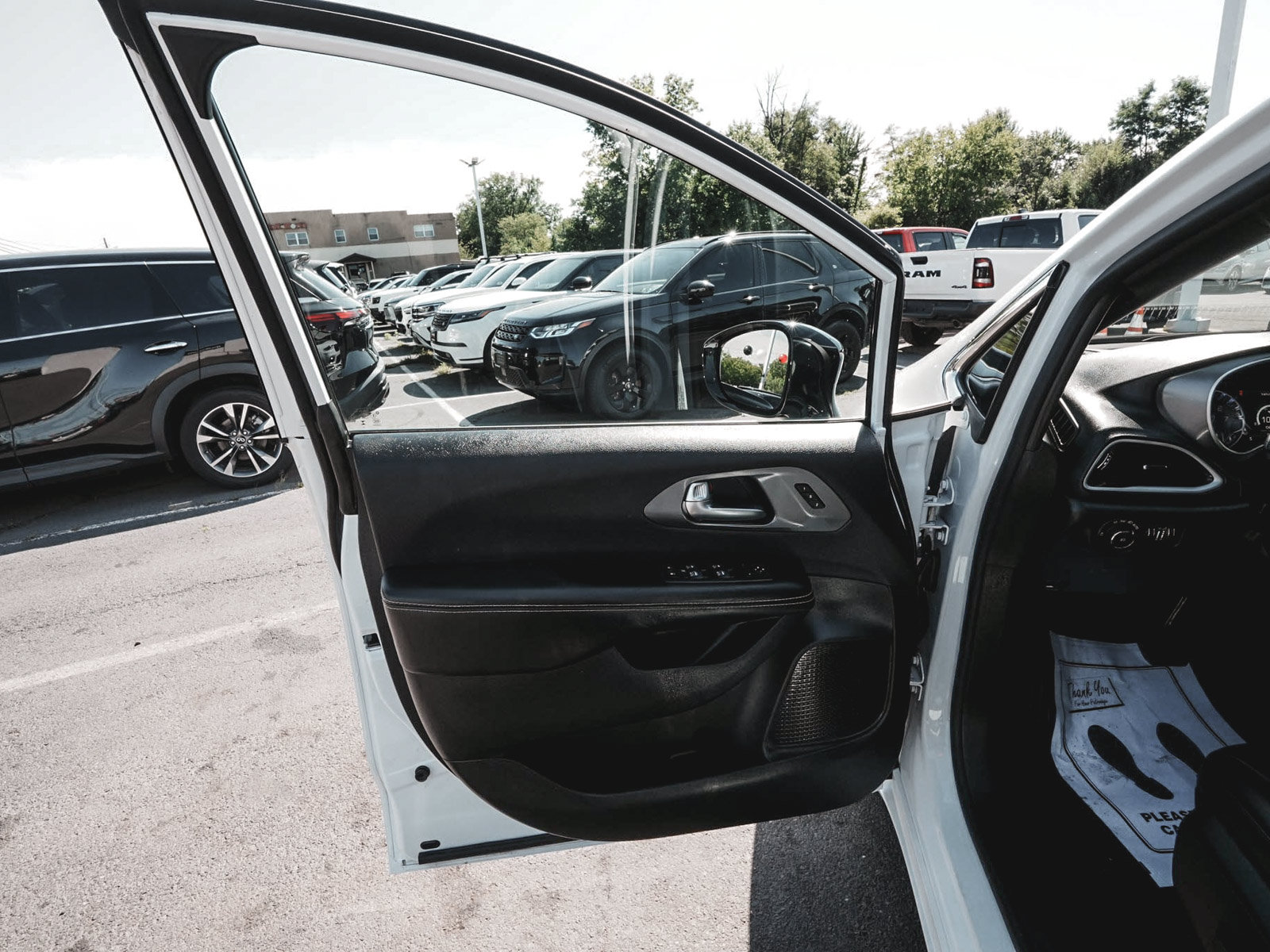 Used 2026 Chrysler Pacifica Select FWD image 11