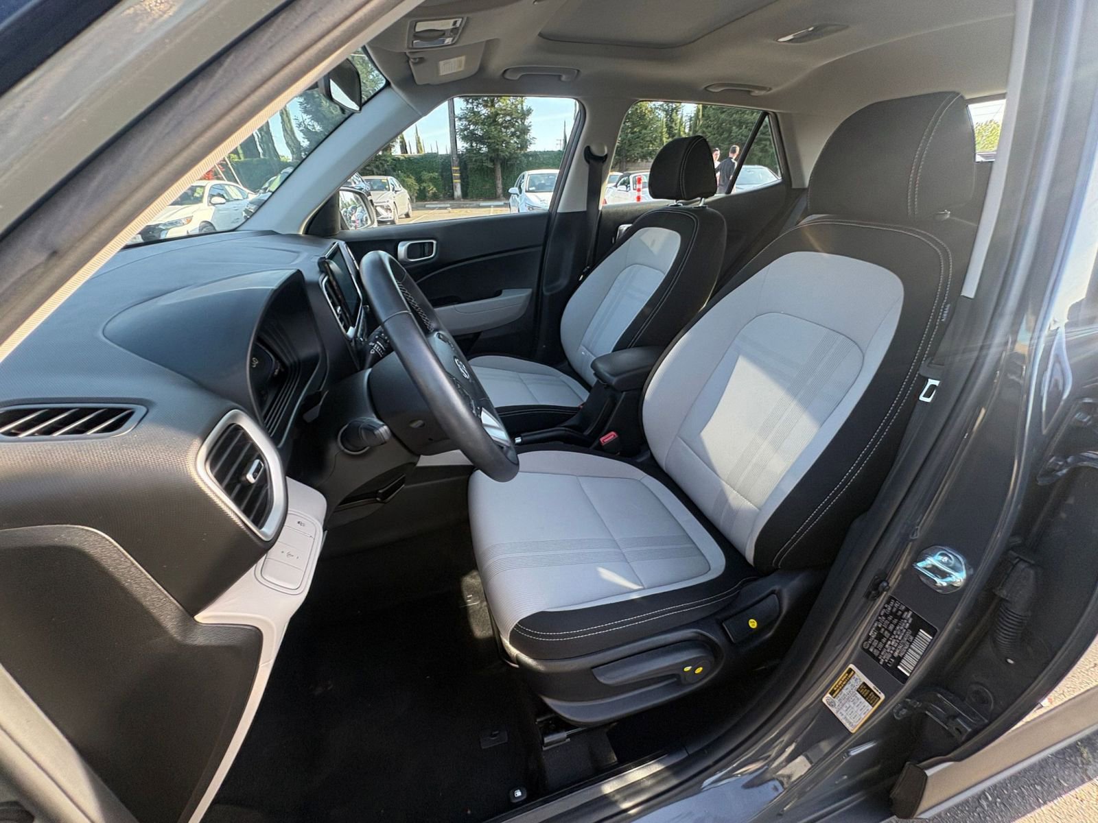 Used 2025 Hyundai Venue SEL image 37