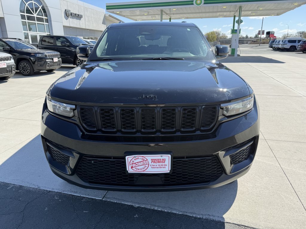 Used 2023 Jeep Grand Cherokee Altitude AWD/4WD image 3