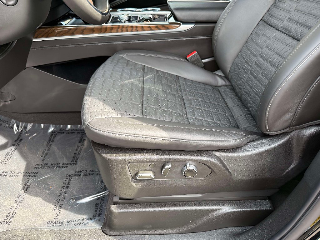 Certified 2025 Cadillac Escalade ESV Premium Luxury Platinum AWD/4WD image 3