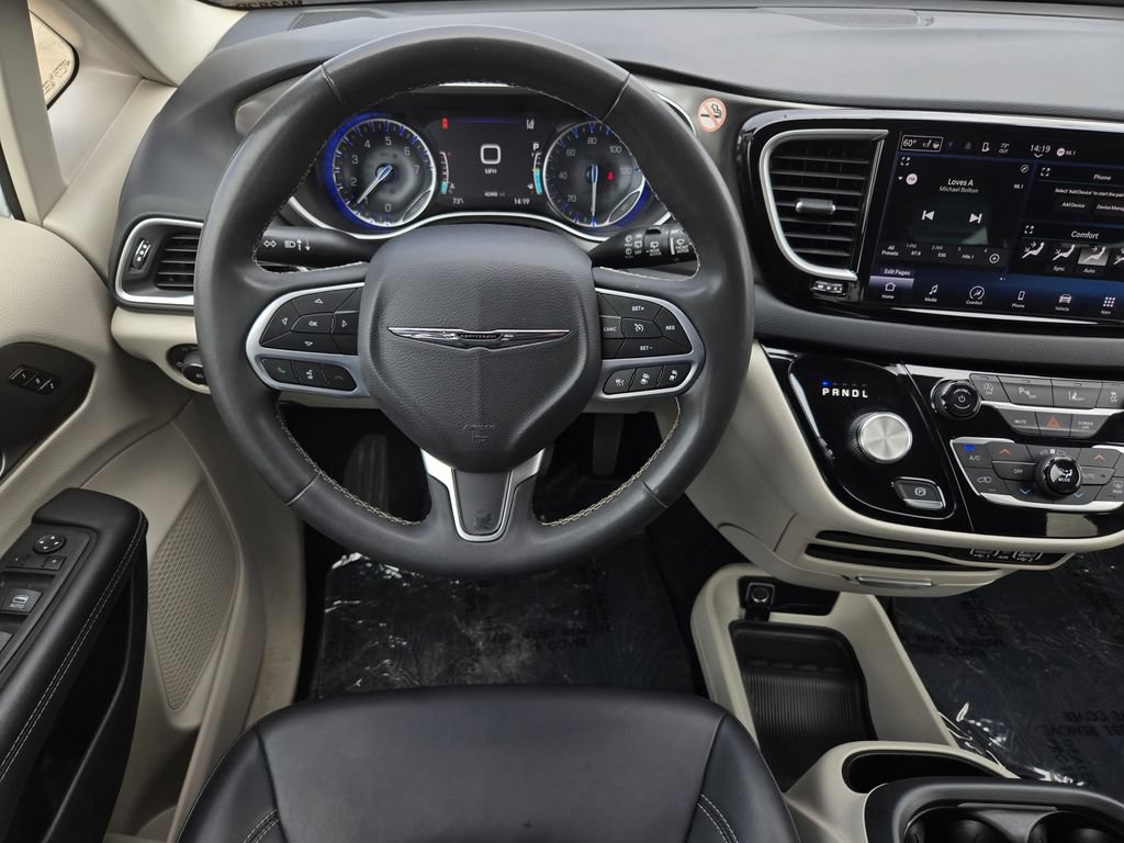 Used 2023 Chrysler Pacifica Touring-L FWD image 15