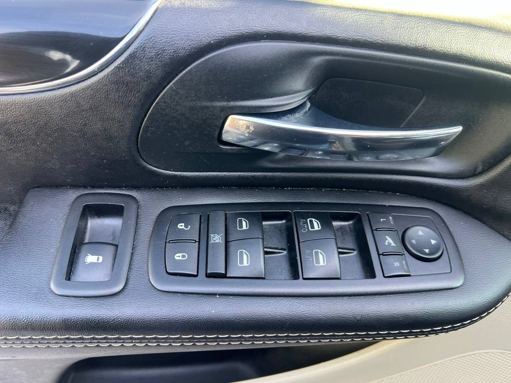 Used 2014 Chrysler Town & Country Touring-L FWD image 40