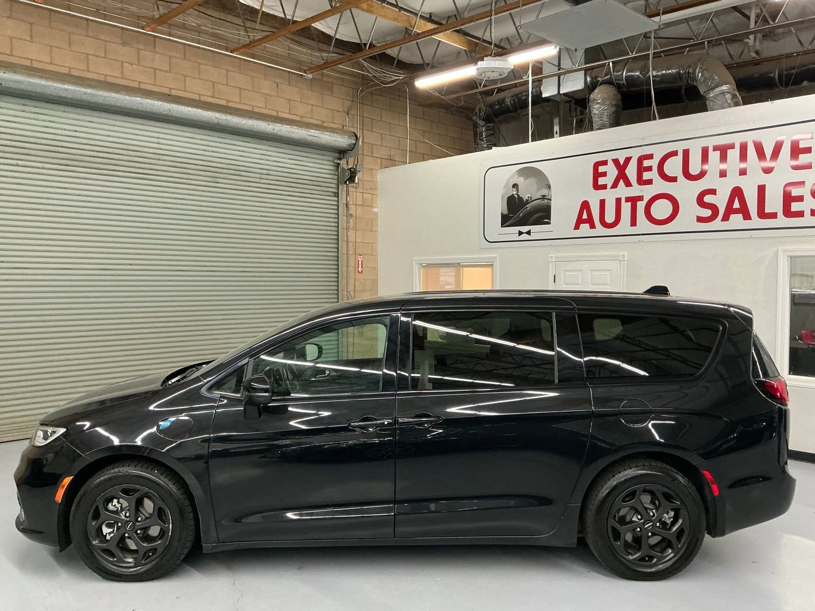 Used 2023 Chrysler Pacifica Touring-L w/ S Appearance Package image 8