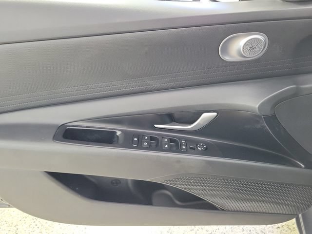 Used 2025 Hyundai Elantra SE FWD image 21