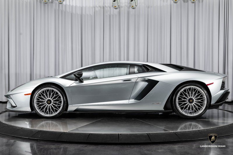 Used 2018 Lamborghini Aventador S image 22