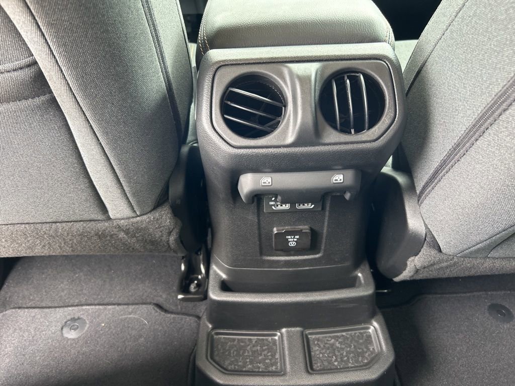 Used 2025 Jeep Wrangler Unlimited Sahara image 10